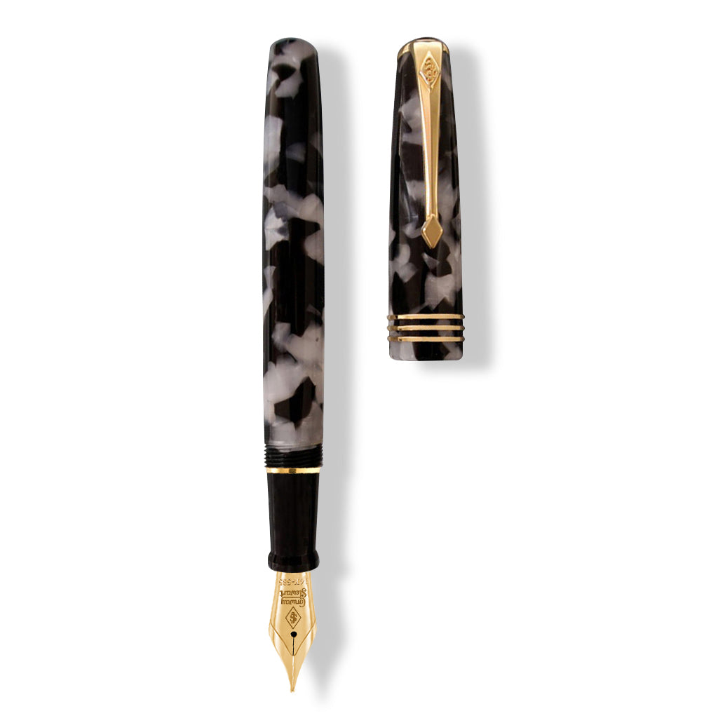 Cuerpo y capuchón de la pluma Conway Stewart Series 58 Fresian mostrados por separado desde arriba, comparando el patrón de ambos