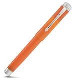 Silvicity Sunset Orange फाउंटेन पेन कैप लगाकर, पारभासी नारंगी रेज़िन पर क्रोम क्लिप दिखाते हुए