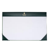 Secante de escritorio de piel verde medio demy, vista cenital del papel secante en blanco y la esquina con logotipo dorado