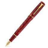 Geschlossener Winston Cherry Red Füllfederhalter, diagonal gezeigt, von Kappe zu Feder, vor weißem Hintergrund
