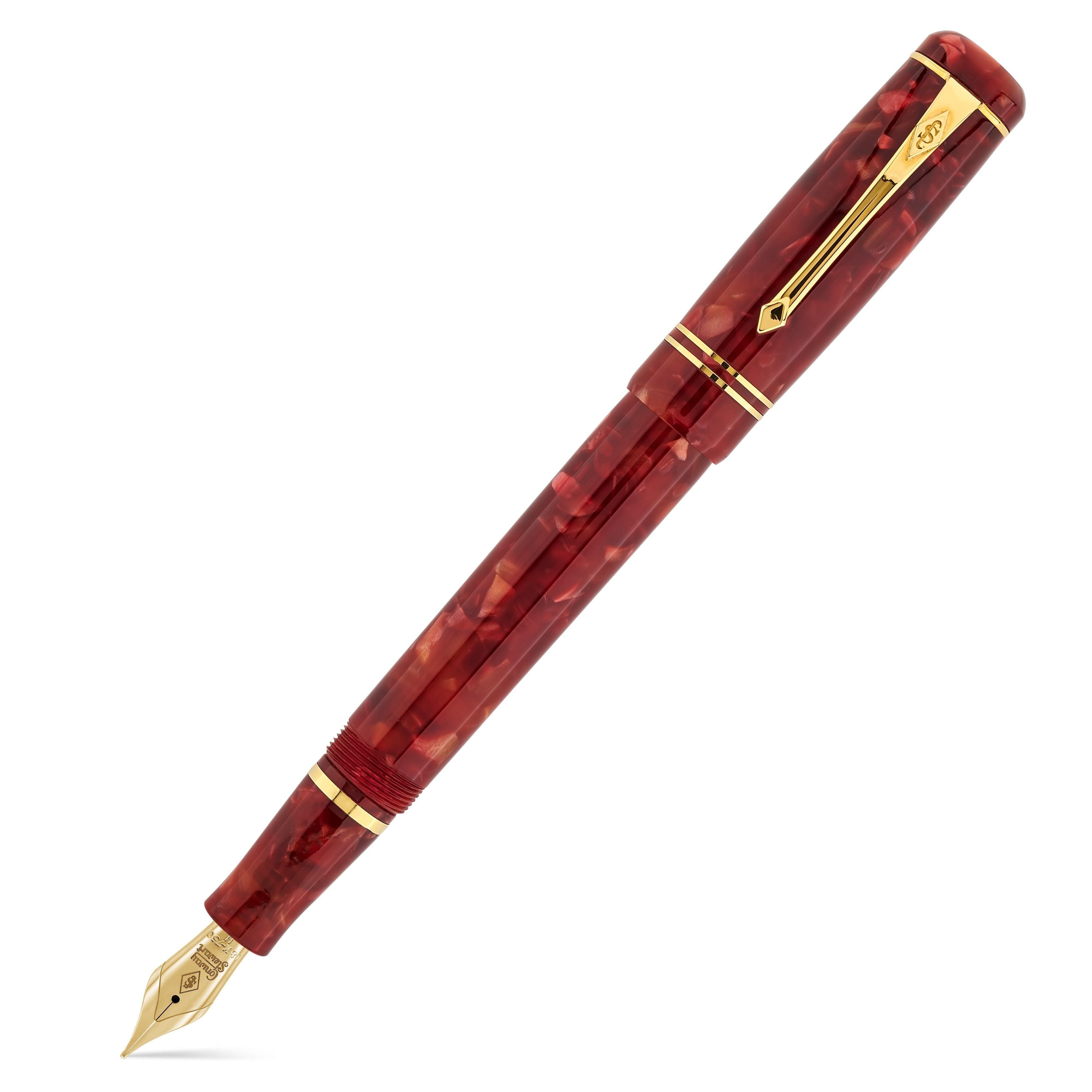 Geschlossener Winston Cherry Red Füllfederhalter, diagonal gezeigt, von Kappe zu Feder, vor weißem Hintergrund