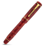 Geschlossener Winston Cherry Red Füllfederhalter, im umgekehrten Diagonalwinkel mit Blick auf Kappenband und Clip
