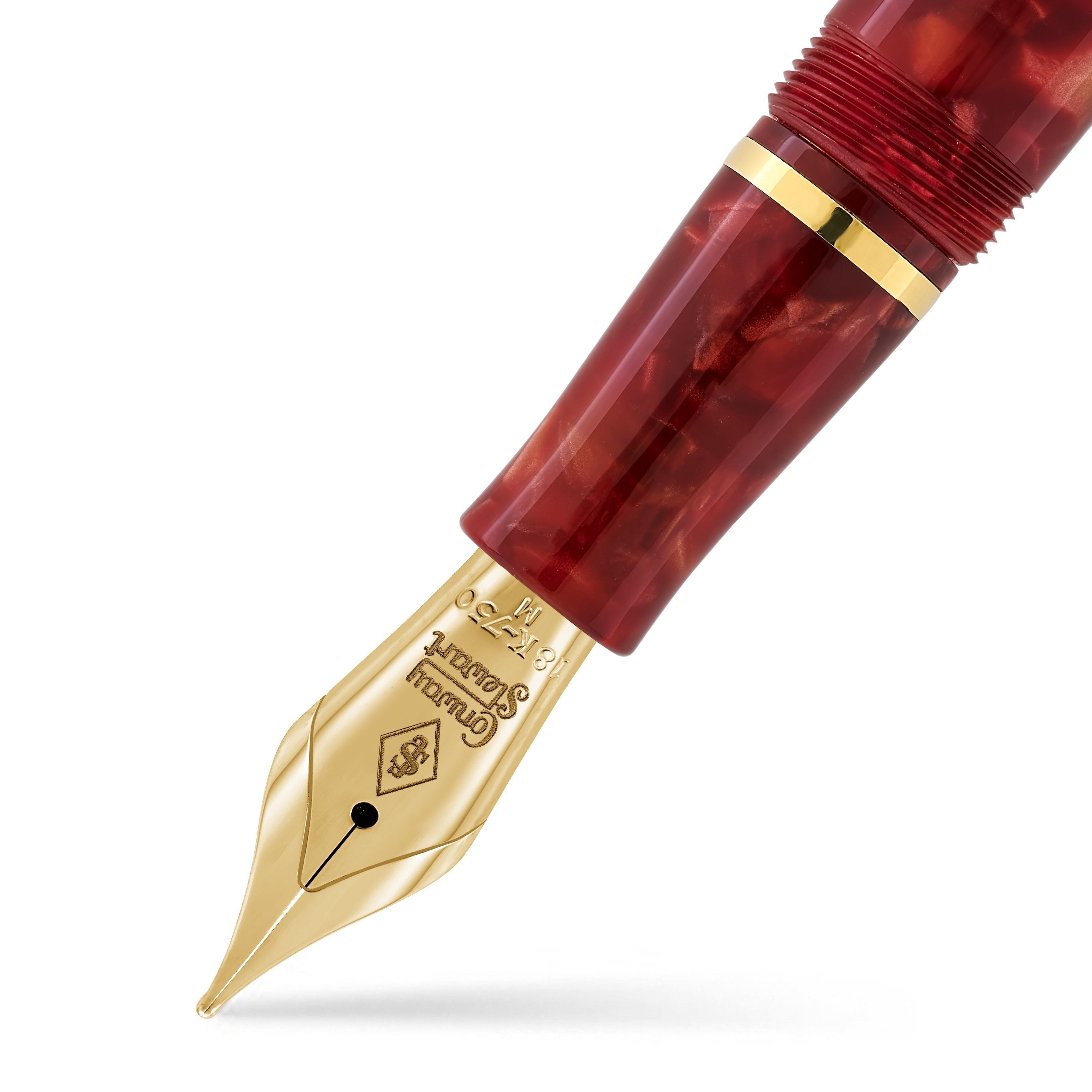 Makroaufnahme der geöffneten Feder, des goldenen Kappenbands und des Gewinde-Griffstücks des Winston Cherry Red Füllfederhalters