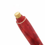 Makroaufnahme des Kappenknaufs, Clips und geriffelten Kopfes des Winston Cherry Red Füllfederhalters