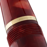 Nahaufnahme des gravierten goldenen Kartuschenbands mit Punzen am Winston Cherry Red Füllfederhalter