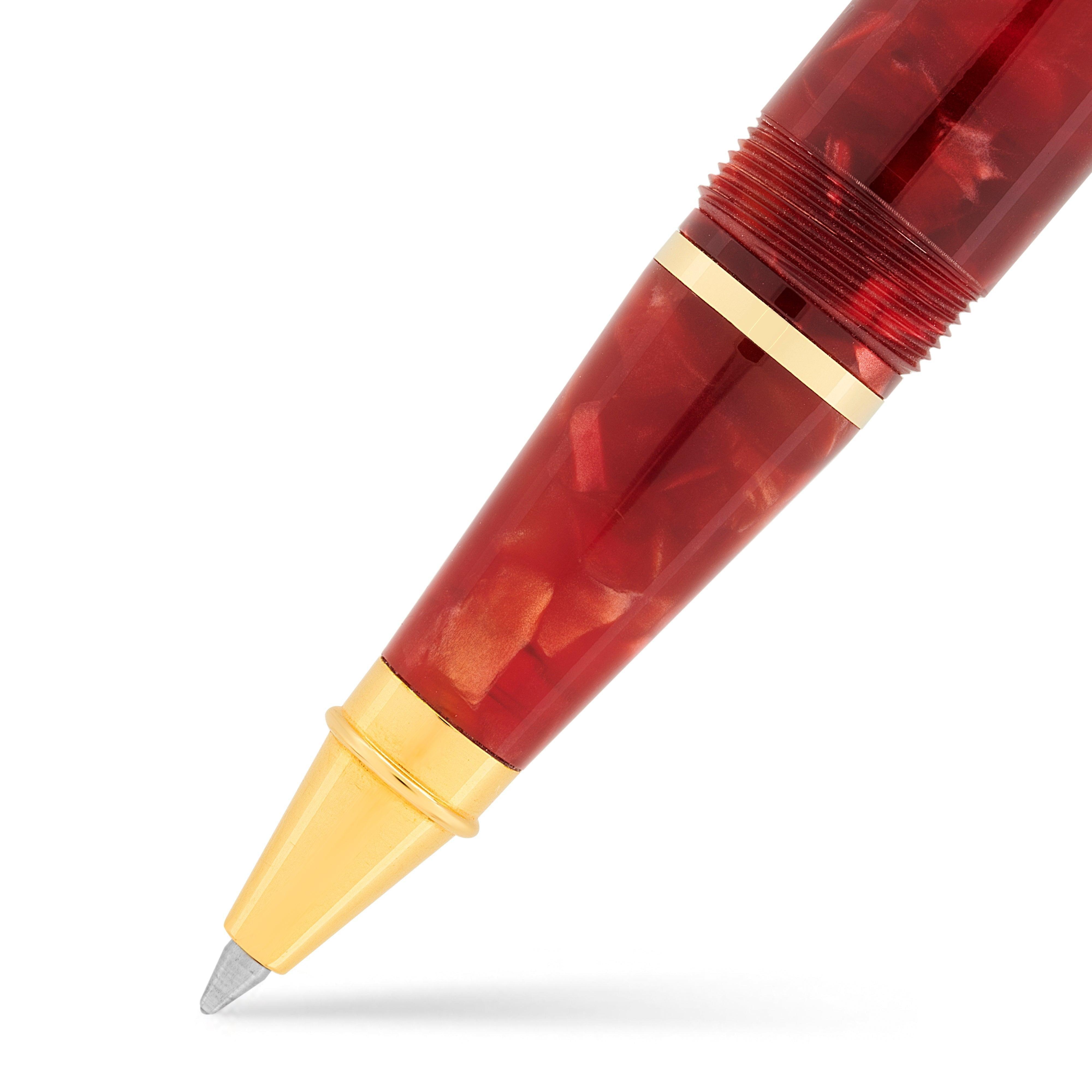 Nahaufnahme der Winston Cherry Red Tintenroller-Spitze, rot marmoriertes Harz mit goldenem Konus