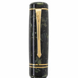 Oberseite des geschlossenen Winston Classic Green mit Blick auf goldenen Clip, Kappenknauf und Detail des Kappenbands