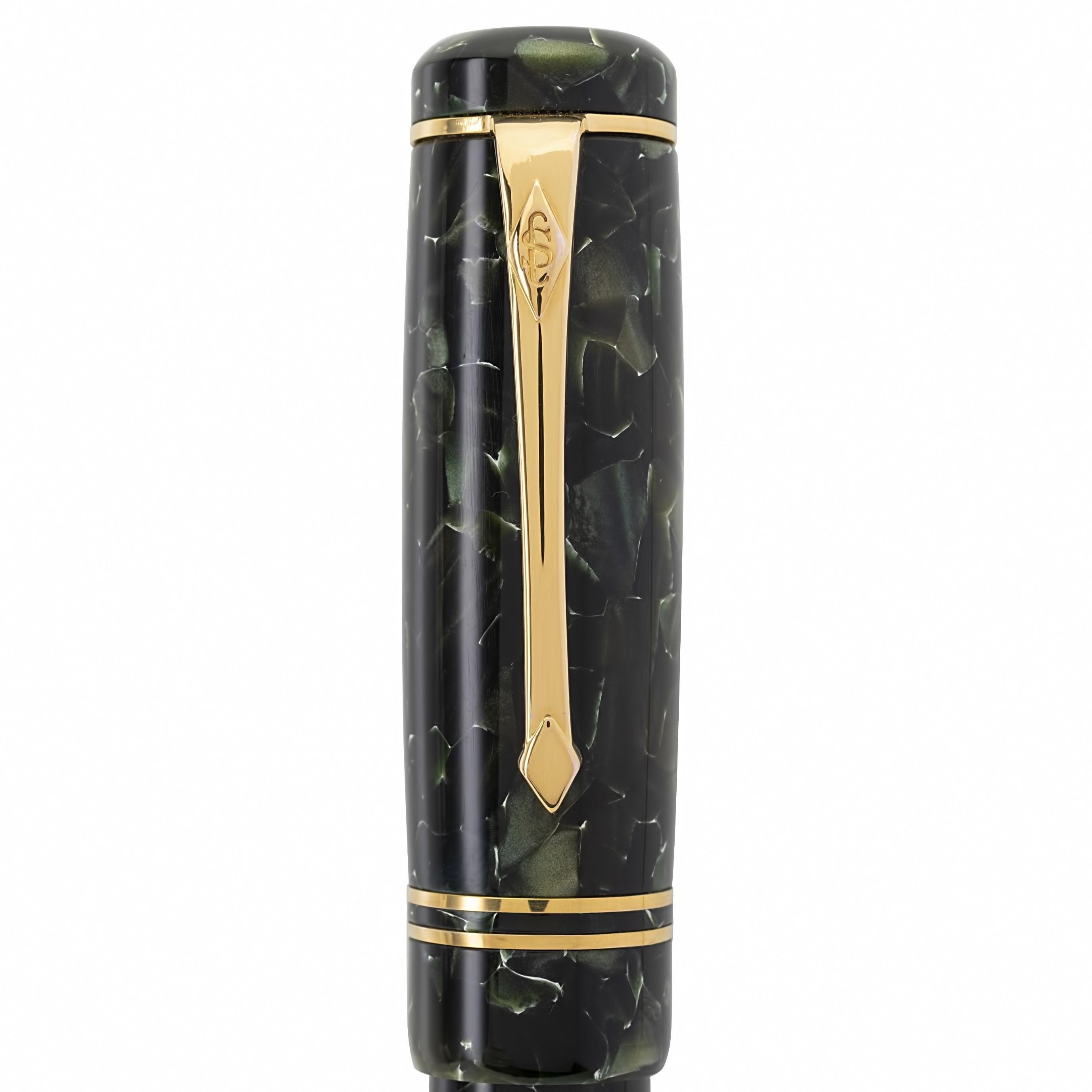 Oberseite des geschlossenen Winston Classic Green mit Blick auf goldenen Clip, Kappenknauf und Detail des Kappenbands