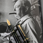 Feder und Kappe des Winston Classic Green liegen auf einer Seite mit einer Fotografie von Winston Churchill