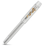 Nahaufnahme des goldenen Schlangenclips am Doctor's Pen, guillochierter Silberschaft