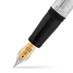 Nahaufnahme der goldenen Feder mit der Gravur „Conway Stewart“ auf dem Doctor's Pen Füllfederhalter