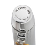 Nahaufnahme der Kappenkuppe mit der Gravur „Doctor's Pen, Made in England“
