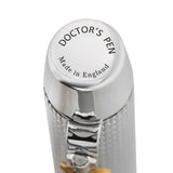 Nahaufnahme der Kappenkuppe mit der Gravur „Doctor's Pen, Made in England“
