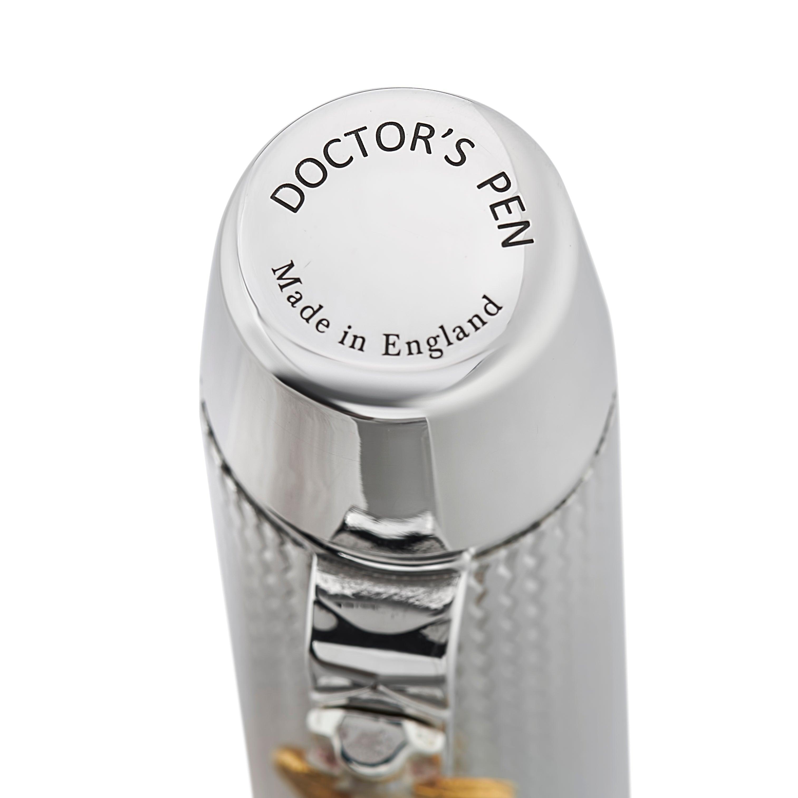 Nahaufnahme der Kappenkuppe mit der Gravur „Doctor's Pen, Made in England“