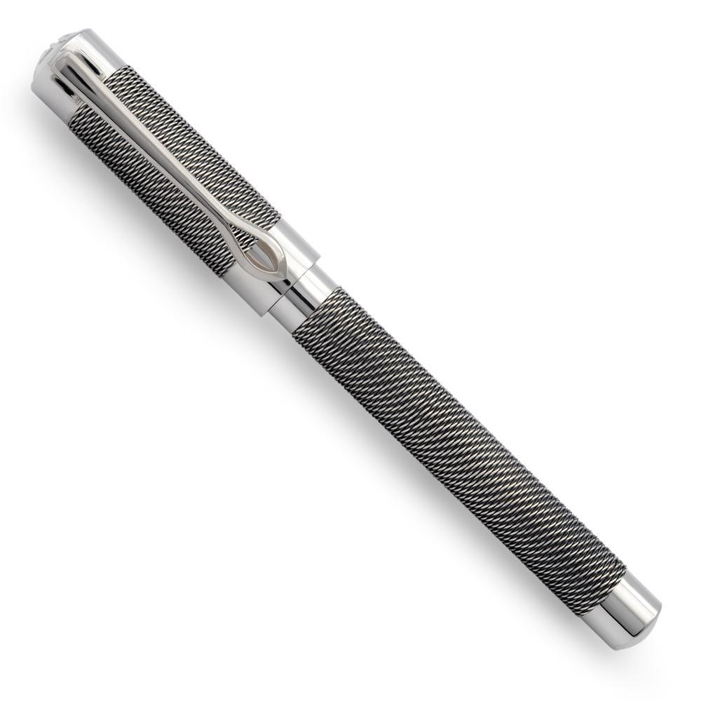 Jack Row Mirage Black-Antique Finish, geschlossen, diagonal gezeigt mit geriffeltem silberfarbenem Schaft