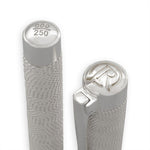 Makroaufnahme einer Kappenkuppe mit der Gravur 000/250 neben einer zweiten Kappenkuppe mit dem JR-Monogramm