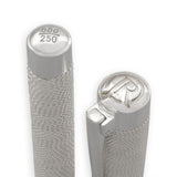Makroaufnahme einer Kappenkuppe mit der Gravur 000/250 neben einer zweiten Kappenkuppe mit dem JR-Monogramm
