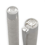 Makroaufnahme der Kappenkuppe mit der Gravur 000/250 neben einer zweiten Kappenkuppe mit dem JR-Monogramm
