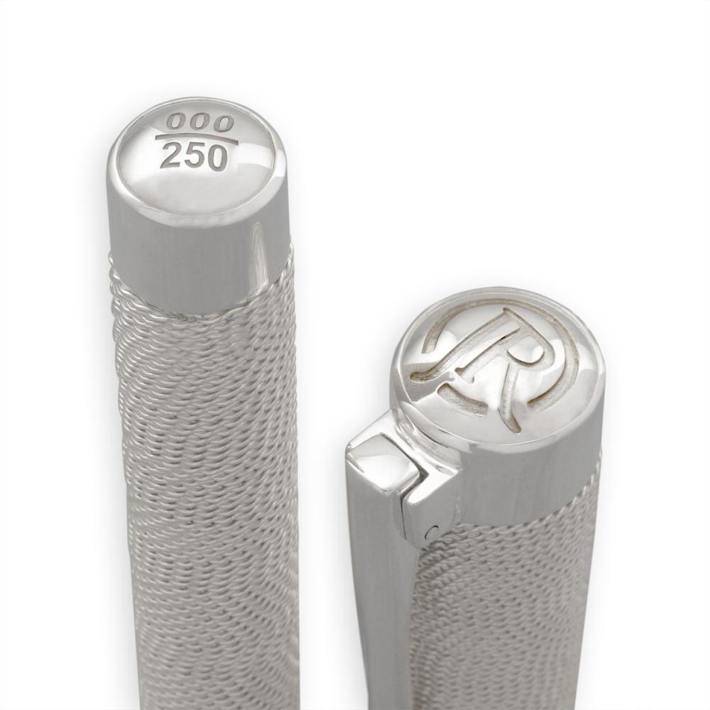 Nahaufnahme der Auflagennummer 000/250 und des JR-monogrammierten Kappenknaufs des Jack Row Mirage