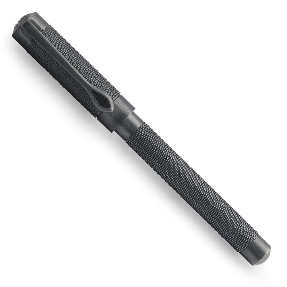 Jack Row Mirage Tactical Black Finish geschlossen, Diagonalansicht des geriffelten anthrazitfarbenen Schafts