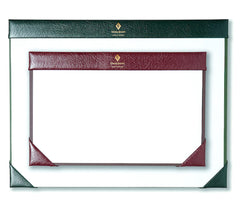 Hoja de papel secante blanca enmarcada por esquinas de piel verde y burdeos del secante de escritorio Conway Stewart