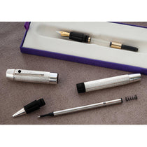 Componentes del kit de conversión a roller: capuchón, cuerpo, recambio y muelle, junto a la estilográfica original en su estuche