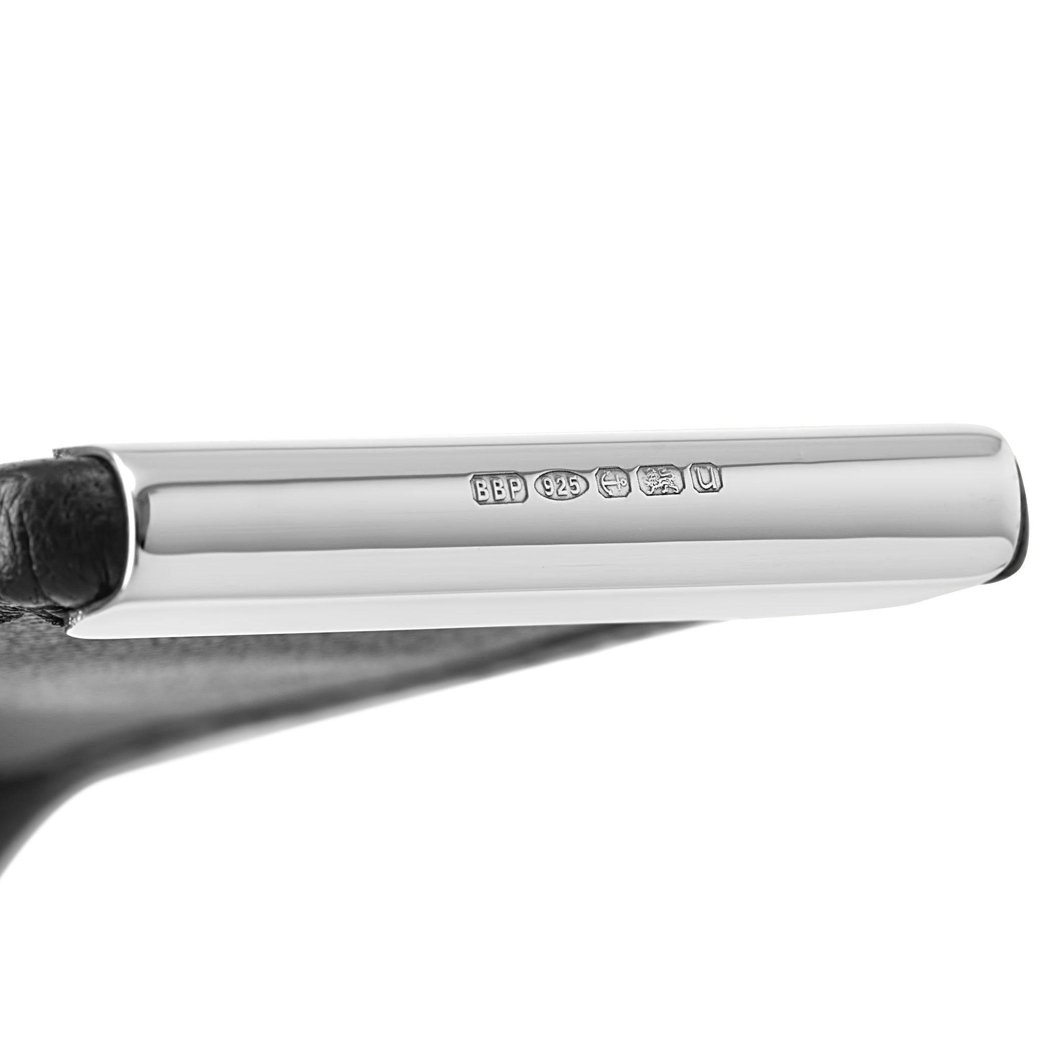 Nahaufnahme des Sterlingsilber-Beschlags an einem Einzeletui mit Punzen