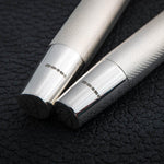 Vista macro de los extremos de los capuchones de plata contrastada de un par de Wedding Pens