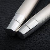 Vista macro de los extremos de los capuchones de plata contrastada de un par de Wedding Pens