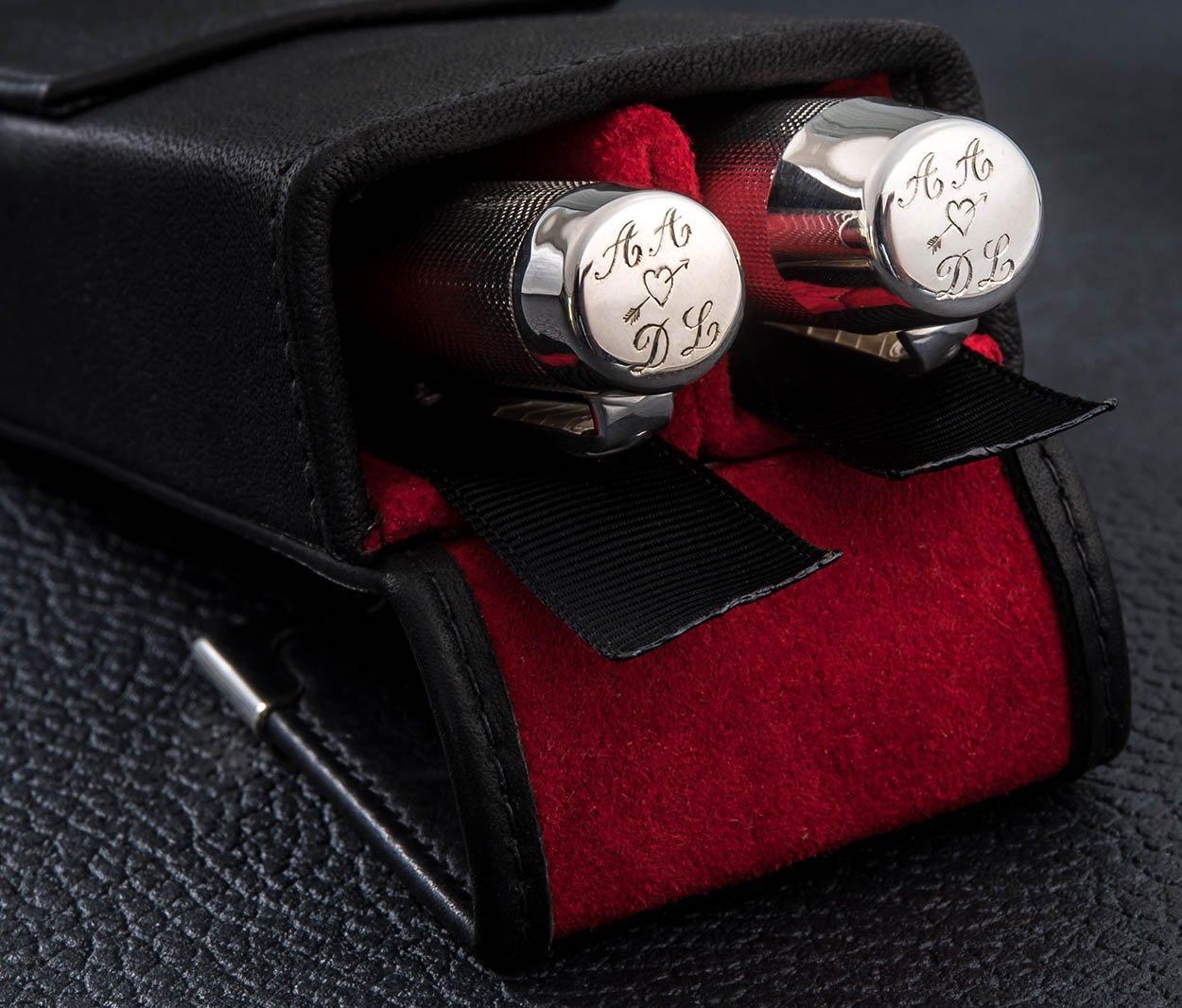Wedding Pens en estuche de piel negra abierto, con iniciales AA y DL grabadas en los capuchones junto a un corazón