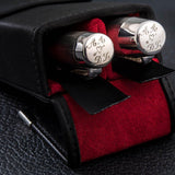 Wedding Pens en estuche de piel negra abierto, con iniciales AA y DL grabadas en los capuchones junto a un corazón