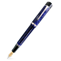 Stylo-plume Conway Stewart Churchill Blue Stardust, capuchonné, présenté en diagonale avec finitions rhodiées