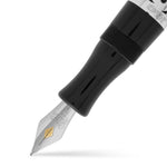 Nahaufnahme der Feder und des Gewinde-Griffstücks des Great Exhibition Pen unterhalb der schwarzen Kappe