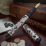 The Great Exhibition Pen geöffnet mit erhobener Feder, Kappe abgenommen, umgeben von antiken Büchern und Münzen