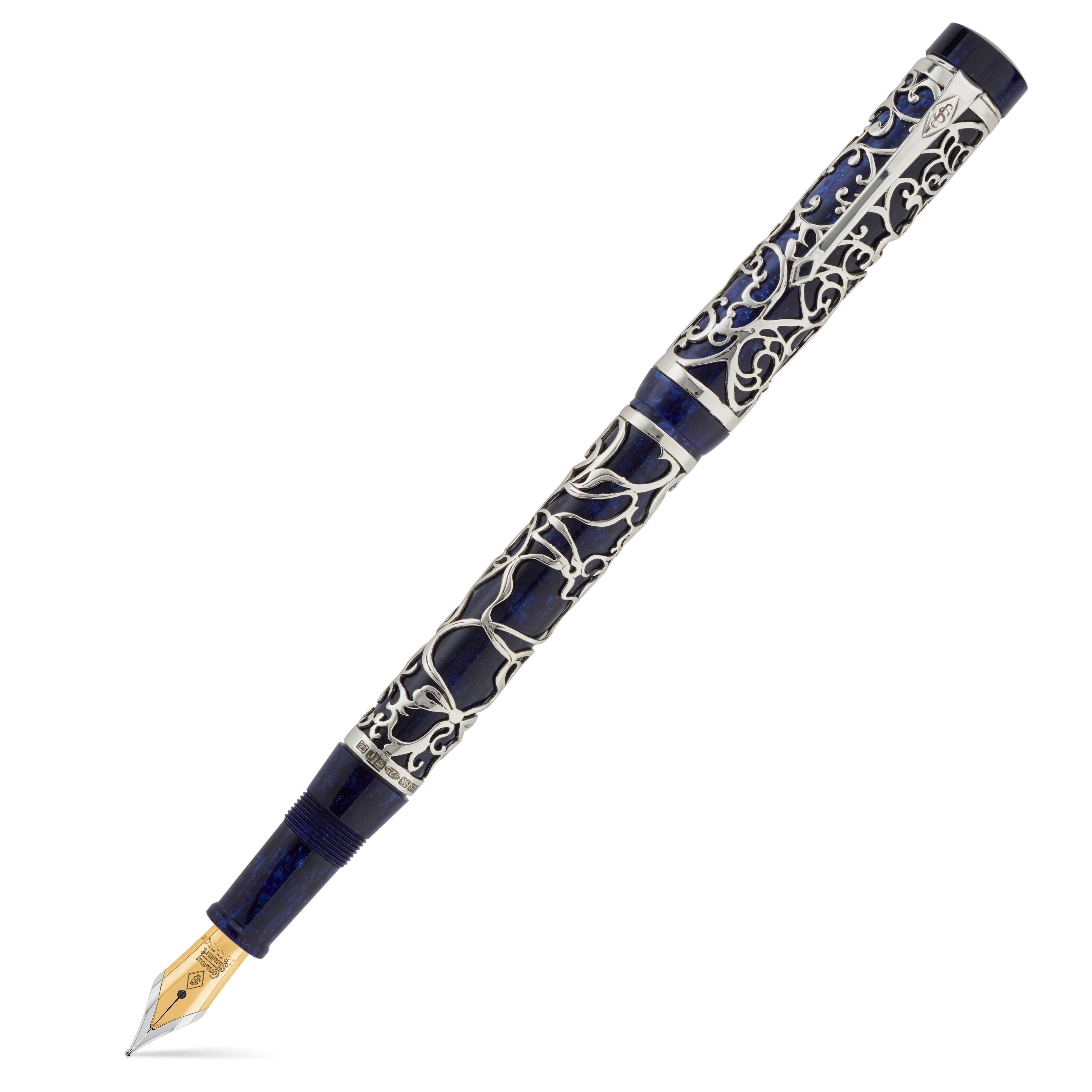 Henry Simpole Chatsworth Blue Stardust geschlossen, Diagonalansicht der Sterlingsilber-Rankenauflage auf blauem Schaft